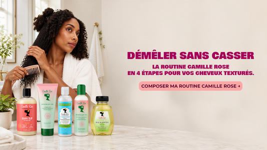 Démêlant cheveux afro : femme aux cheveux crépus démêlant par sections avec un peigne à dents larges, routine Camille Rose chez Ethni Beauty Market