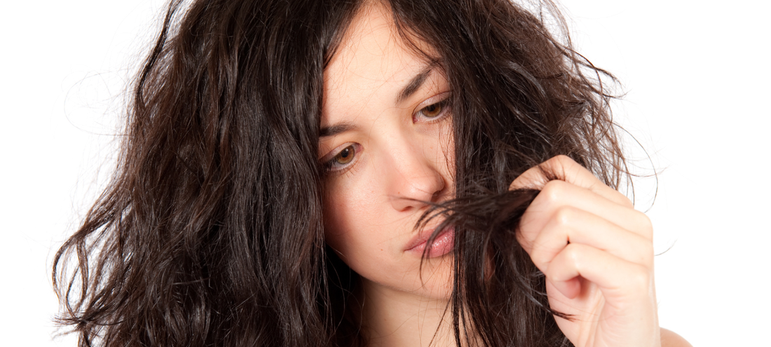 Cheveux abîmés : pourquoi couper les pointes ne suffit pas et comment les soins Pantène complètent ce geste