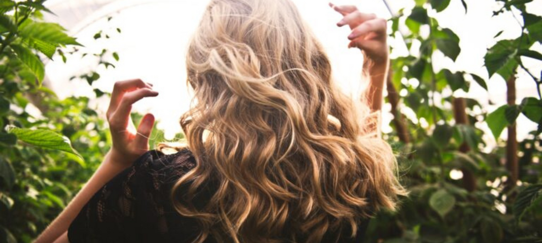 Comment Transformer vos Cheveux Assoiffés en Oasis Luxuriante ?