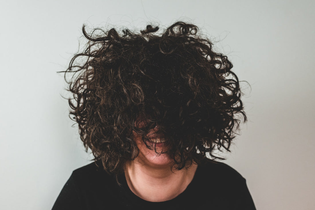 Créer une routine capillaire adaptée à son type de cheveux (bouclés ou crépus)
