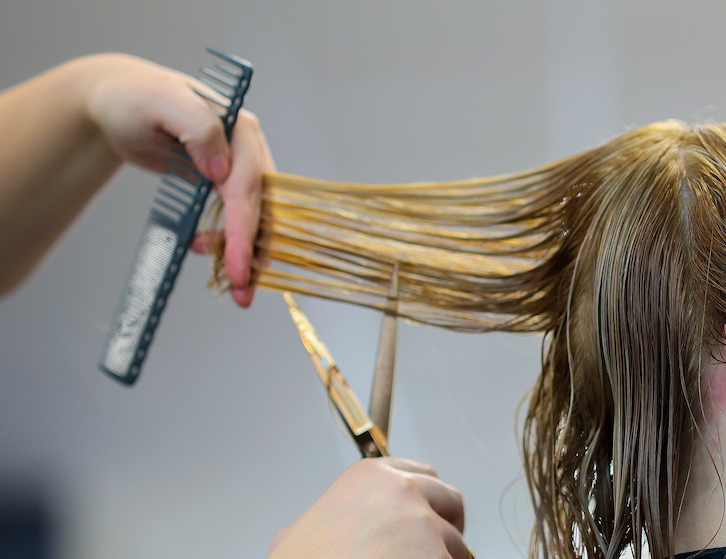 Couper ses cheveux les fait-il pousser ?