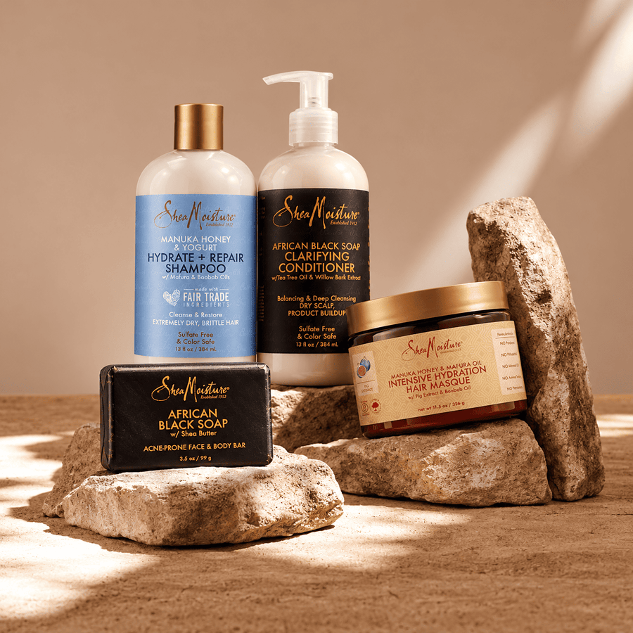 Shea Moisture Repair Routine Kit comprenant un savon noir africain de 99 g, un shampoing hydratant au miel de manuka de 384 ml, un après-shampoing au charbon de bambou de 384 ml et un masque capillaire hydratant de 326 g