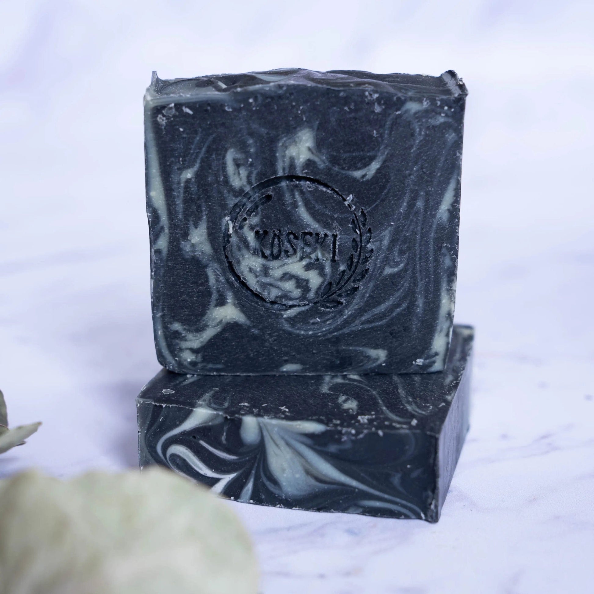 Kuro Savon Charbon actif et Tea Tree - 100g - Koseki La Pierre Parfumée - Ethni Beauty Market